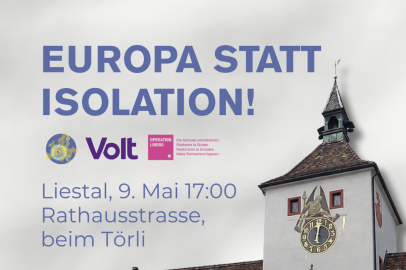 Alt Text: Politisches Veranstaltungsplakat von Volt und Operation Libero mit dem Titel "EUROPA STATT ISOLATION!". Rechts im Bild ist das historische Stadttor "Törli" in Liestal zu sehen, auf dessen Fassade eine Illustration eines Wächters mit der Europaflagge abgebildet ist. Der Text kündigt eine Veranstaltung am 9. Mai um 17:00 Uhr in der Rathausstrasse in Liestal an. Ein blauer Textkasten unten links enthält die Botschaft: "Liestal ist eine europäische Stadt, machen wir das am Europatag sichtbar! Gegen ihre Isolation, gegen ihr Chaos!". Oben links befinden sich die Logos von Volt und Operation Libero.