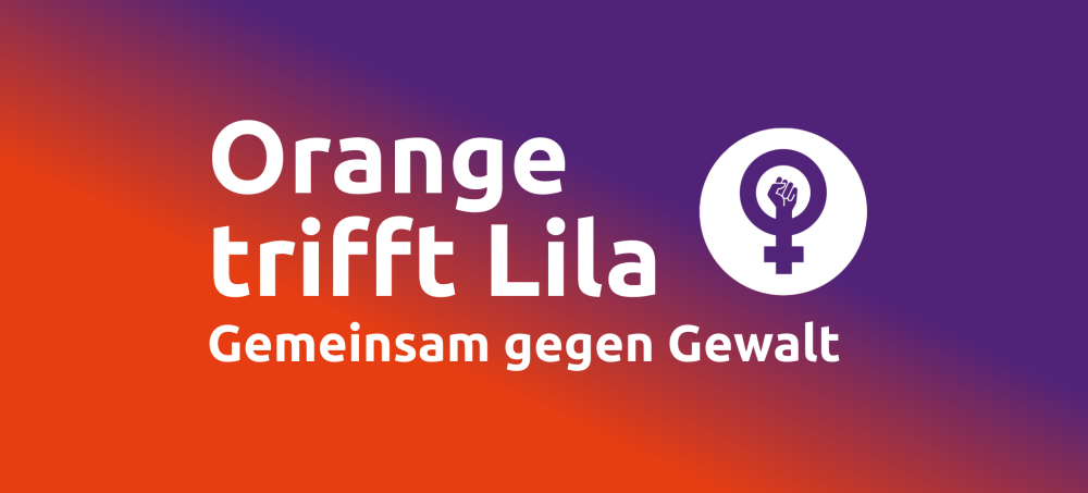 Ein Plakat mit einem horizontalen Farbverlauf von leuchtendem Orange auf der linken Seite zu Dunkelviolett auf der rechten Seite. Grosser, weisser Text in der Mitte lautet: 