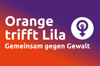 Ein Plakat mit einem horizontalen Farbverlauf von leuchtendem Orange auf der linken Seite zu Dunkelviolett auf der rechten Seite. Grosser, weisser Text in der Mitte lautet: 