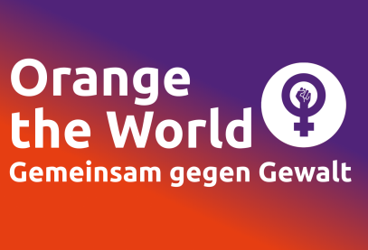 Ein Plakat mit einem horizontalen Farbverlauf von leuchtendem Orange auf der linken Seite zu Dunkelviolett auf der rechten Seite. Grosser, weisser Text in der Mitte lautet: 