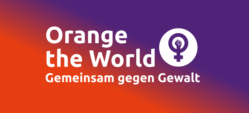 Ein Plakat mit einem horizontalen Farbverlauf von leuchtendem Orange auf der linken Seite zu Dunkelviolett auf der rechten Seite. Grosser, weisser Text in der Mitte lautet: 