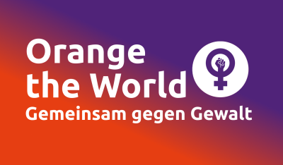 Ein Plakat mit einem horizontalen Farbverlauf von leuchtendem Orange auf der linken Seite zu Dunkelviolett auf der rechten Seite. Grosser, weisser Text in der Mitte lautet: 