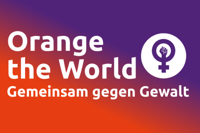 Ein Plakat mit einem horizontalen Farbverlauf von leuchtendem Orange auf der linken Seite zu Dunkelviolett auf der rechten Seite. Grosser, weisser Text in der Mitte lautet: 