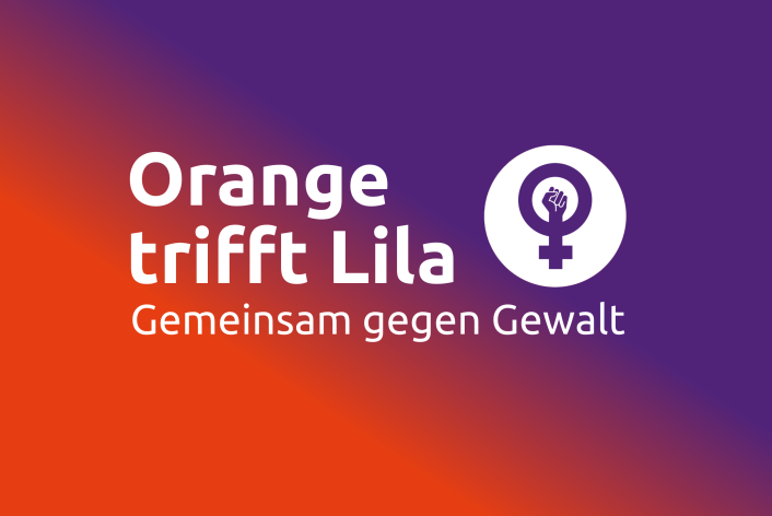 Ein Plakat mit einem horizontalen Farbverlauf von leuchtendem Orange auf der linken Seite zu Dunkelviolett auf der rechten Seite. Grosser, weisser Text in der Mitte lautet: 