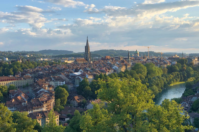 Drohnenaufnahme von Bern, die die Altstadt mit dem Münster und dem Bundeshaus zeigt