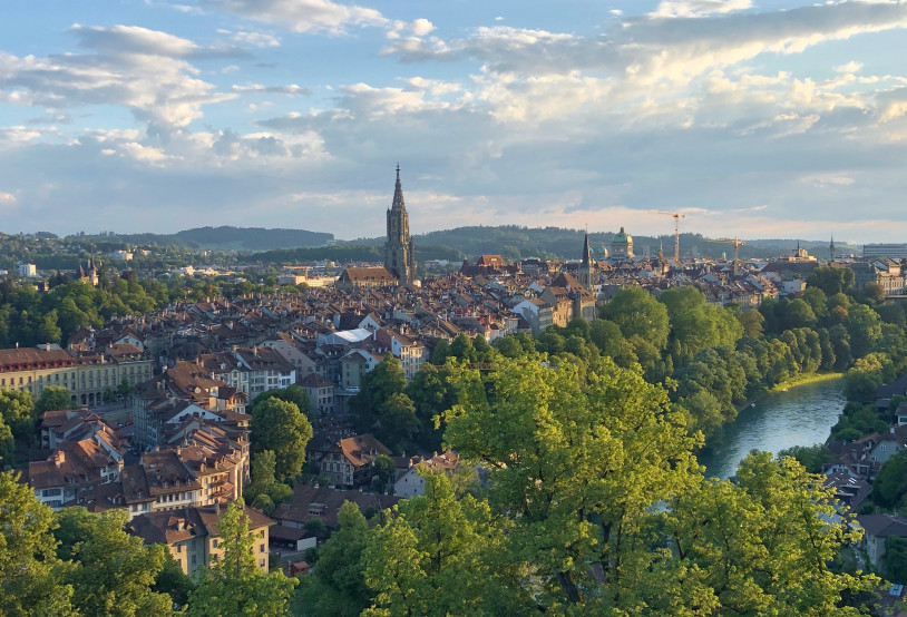 Drohnenaufnahme von Bern, die die Altstadt mit dem Münster und dem Bundeshaus zeigt