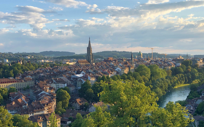 Drohnenaufnahme von Bern, die die Altstadt mit dem Münster und dem Bundeshaus zeigt