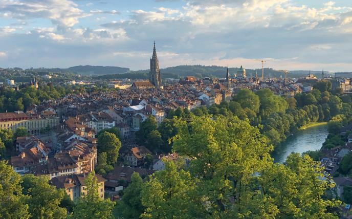 Drohnenaufnahme von Bern, die die Altstadt mit dem Münster und dem Bundeshaus zeigt