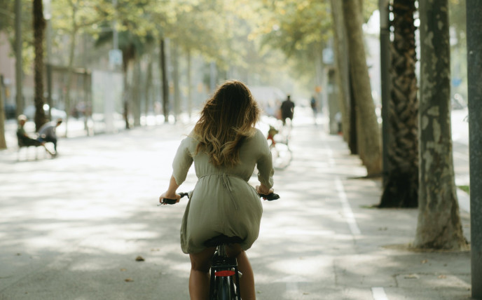 Person, die auf einem Velo von uns wegfährt