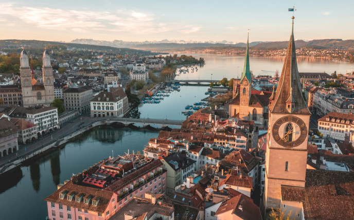 Drohnenaufnahme von Zürich, die die Altstadt und den See zeigt