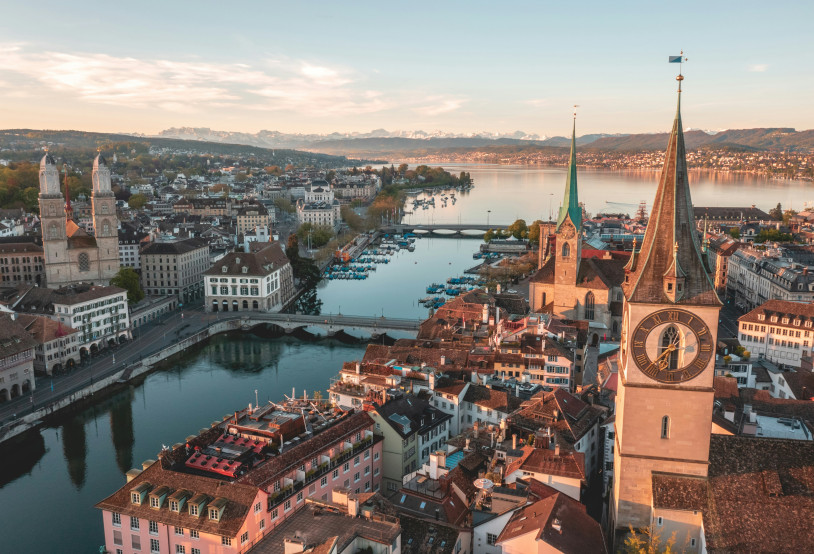 Drohnenaufnahme von Zürich, die die Altstadt und den See zeigt