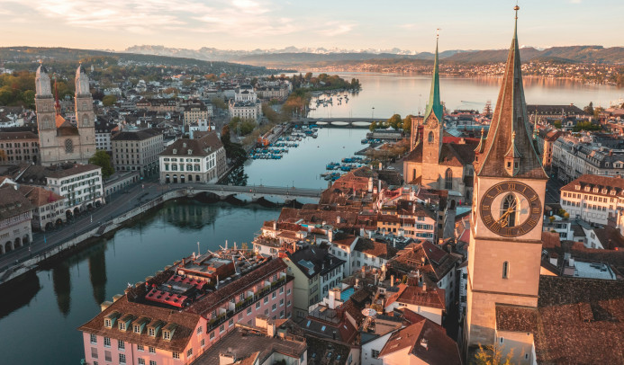 Drohnenaufnahme von Zürich, die die Altstadt und den See zeigt