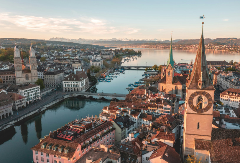 Drohnenaufnahme von Zürich, die die Altstadt und den See zeigt