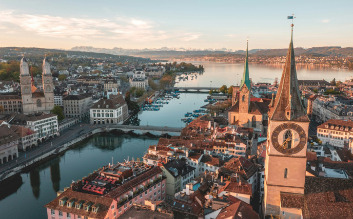 Drohnenaufnahme von Zürich, die die Altstadt und den See zeigt