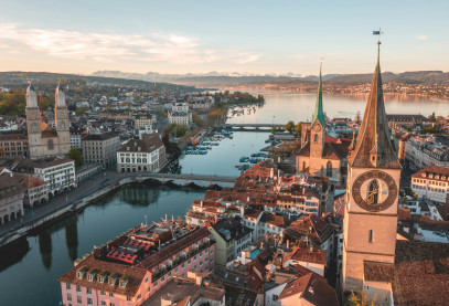 Drohnenaufnahme von Zürich, die die Altstadt und den See zeigt