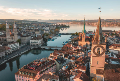 Drohnenaufnahme von Zürich, die die Altstadt und den See zeigt