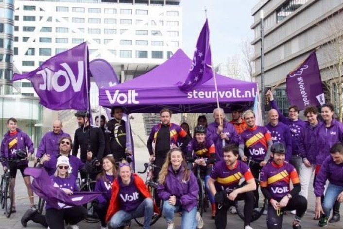 Bild einer Volt Niederlande Standaktion, mit ca. 20 Personen inkl. Zelt, Flaggen etc.