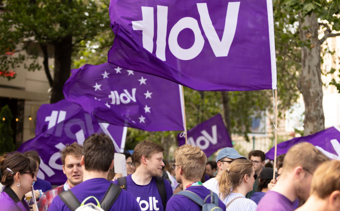 Bild der GA in Paris. Eine Gruppe Volters mit vielen Fahnen ist in einem grünen Park zu sehen