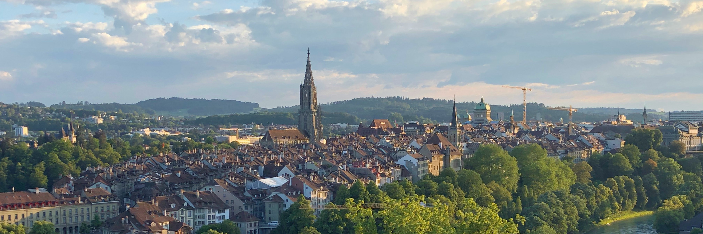 Drohnenaufnahme von Bern, die die Altstadt mit dem Münster und dem Bundeshaus zeigt